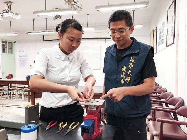 台北城市科技大學機械系大四生李佳律（左）已通過勞動部的飛機維修丙級證照，今年暑假她將到「新加坡科技宇航」實習。記者潘乃欣／攝影