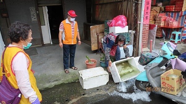 台南市新營區公所今天一大早動員志工前往新營公有市場,加強宣導登革熱防治。圖/新營區公所提供