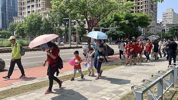 炎炎夏日到來，氣溫屢創新高，熱傷害事件頻傳，不少民眾出門都會選擇戴帽或撐傘減少太陽的直接照射。記者陳斯穎／攝影