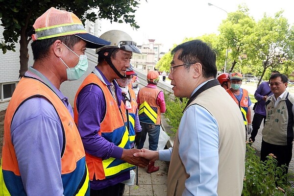 台南市長黃偉哲感謝環保人員清理台南高工校園環境。圖/台南市政府提供