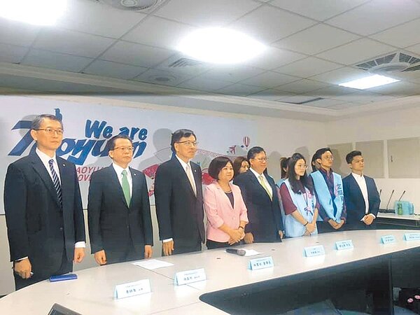 長榮勞資雙方在勞動部長許銘春（左四）、桃園市長鄭文燦（左五）陪同下，宣布罷工落幕。（呂筱蟬攝）