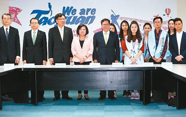 長榮勞資雙方昨在勞動部長許銘春（左四）、桃園市長鄭文燦（左五）從中調解下，桃園市空服員職業工會常務理事李瀅（右三）等人與長榮航空董事長林寶水（左三）、總經理孫嘉明（左二）簽訂團體協約。 記者林俊良╱攝影