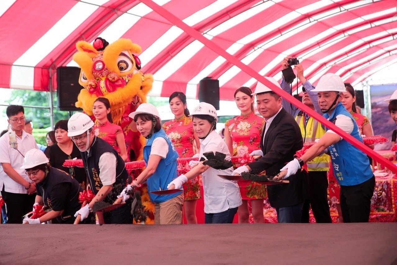 台中市長盧秀燕（前排右三）昨主持中科西南向聯外道路開工典禮，市府強調，未來完工後，中科到國道三號不必再借道市區道路，可節省40分鐘。 圖／台中市新聞局提供