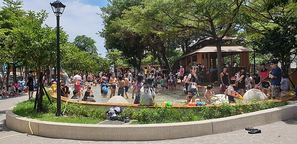 大太陽,桃園市可以戲水的公園午餐時間還是人潮不斷。記者鄭國樑/攝影