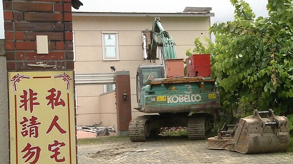 高雄市長韓國瑜妻子李佳芬名下位於雲林縣古坑鄉田心段的農地建築傳出超建違建,截至目前李雇工到場拆除建物。報系資料照