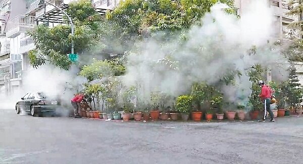 高雄市三民區本和里目前已有6起登革熱群聚感染相關個案,相鄰僅百公尺左右,防疫人員假日仍在該區噴藥防治。 記者蔡容喬/攝影