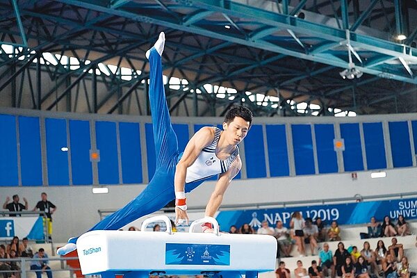 鞍馬王子李智凱在個人鞍馬項目獲得15.400超高分,突破個人最佳成績,再度拿下金牌。(摘自FISU)