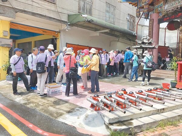 40多支噴槍待命，台南市衛生局準備徹底在出現群聚感染的開山里展開化學防治工作。（程炳璋攝）