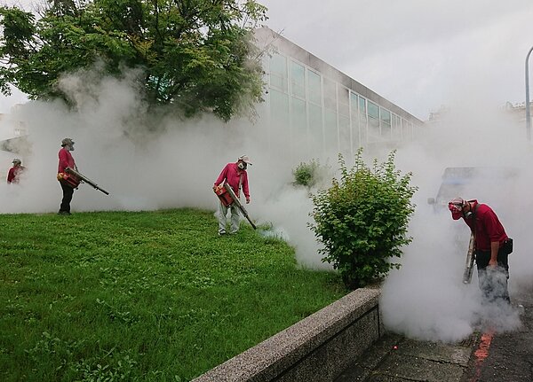 三民區本和里目前已有6起群聚感染相關個案,相鄰僅百公尺左右,防疫人員假日仍在該區動員緊急防治。記者蔡容喬/攝影