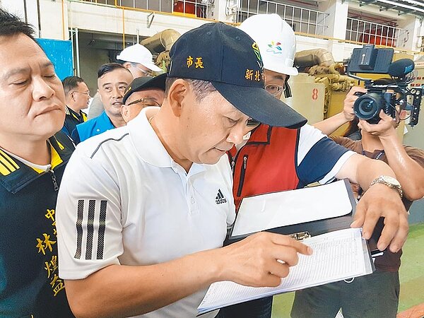 新北市長侯友宜（中）7日上午9時許前往湳仔溝抽水站視察並聽取水利局簡報。（葉書宏攝）