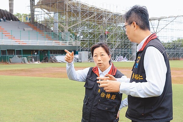 中職8月初移師花蓮開打，縣長徐榛蔚（左）關心球場改善工程進度。（許家寧翻攝）