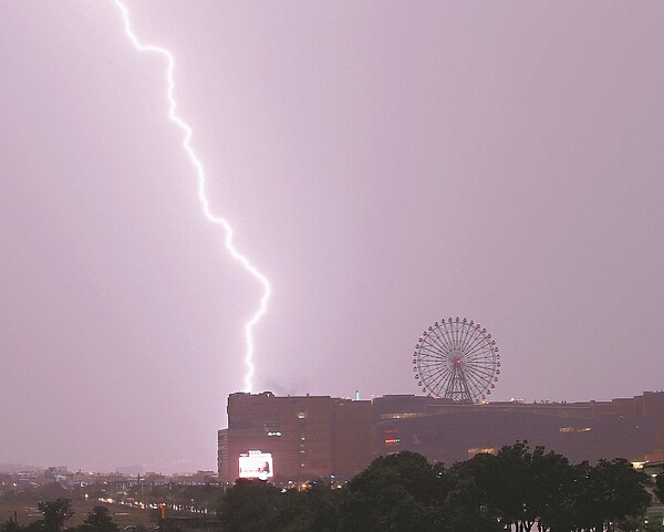 高雄市旗津區為去年全台閃電密度最高的鄉鎮市區。圖為去年在高雄的閃電畫面。 圖／聯合報系資料照片