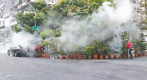 高雄市三民區本和里目前已有6起登革熱群聚感染相關個案,相鄰僅百公尺左右,防疫人員假日仍在該區噴藥防治。 記者蔡容喬/攝影