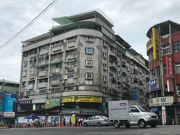新北市淡水東來大廈,8日正式執行斷水斷電。好房網News記者李彥穎攝