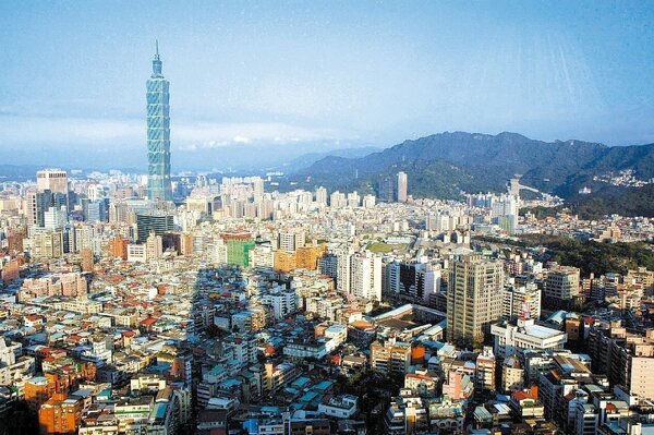 近3年單統計台北市就出現45件「假實豋」情事，台北市地政局今祭出「查價三箭」，盼提升實價資訊正確性與公信力。
