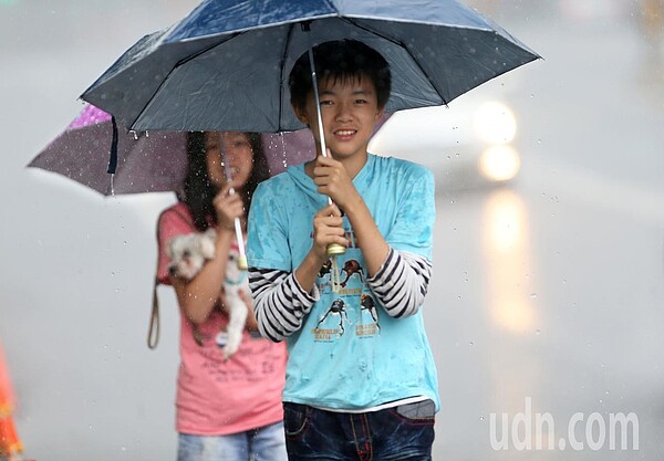 中央氣象局說，今天南部地區降雨仍明顯，中部地區也會有局部降雨，尤其午後配合熱力作用，會出現短暫陣雨或雷雨。聯合報資料照片