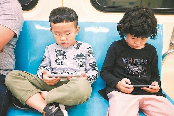 學童及青少年高度近視比率增加,衛福部建議家長暑假應安排戶外活動,別讓孩子看電視、玩3C。圖非當事人。 圖/聯合報系資料照片