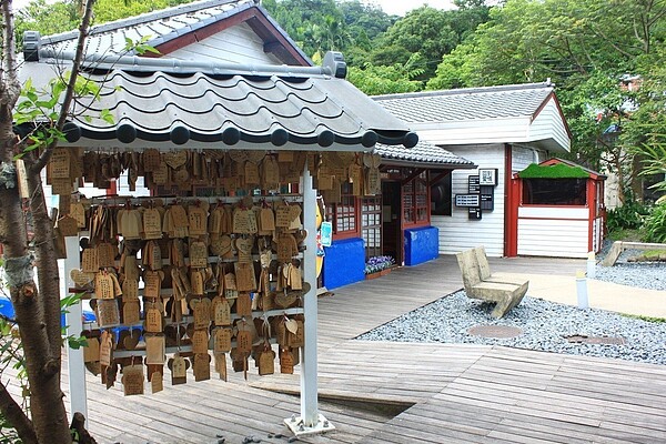 知名景點新竹合興車站乘載著愛情意象,吸引許多人潮。記者郭政芬/攝影