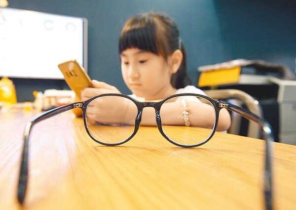 青春期是發育長高、轉大人的成長階段,如果一不留神,青春期也是近視度數「暴衝」的黃金期,圖非當事人。(趙雙傑攝)