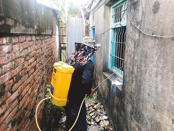 台南市登革熱防治中心針對中西區開山里疫情熱區持續進行戶內外噴藥工作。(洪榮志攝)