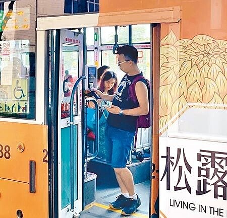 雙北市公車7月1日起實施上下車刷卡，傳出有公車駕駛嫌麻煩要求乘客下車不必刷卡。（林縉明攝）
