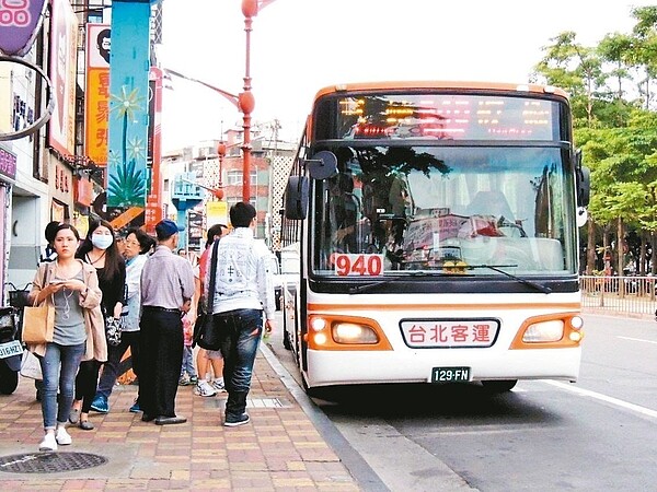 雙北搭公車7月起實施上下車都刷卡，北市公運處統計上路5天已42件被溢扣投訴。 圖／聯合報系資料照片