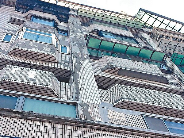 淡水東來大廈曾多次發生磁磚掉落情況,外觀斑駁。 記者胡瑞玲/攝影