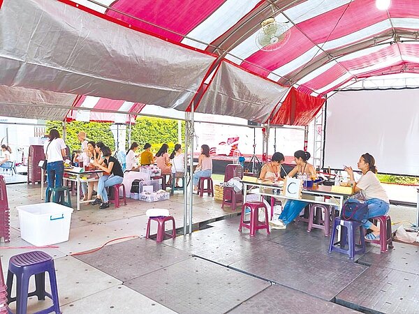 桃園市空服員職業工會8日陸續歸還空服員三寶,現場只剩下幹部輪班留守。(賴佑維攝)