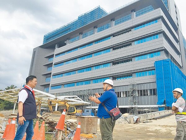 市議員林金結(左)日前會勘土城醫院。(許哲瑗攝)