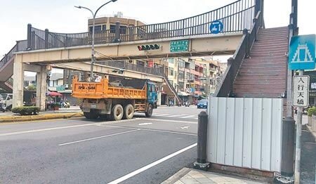 新竹市橫跨經國路、延平路的「客雅人行路橋」，因使用率低且年代已久，市府評估後決定拆除。（陳育賢攝）