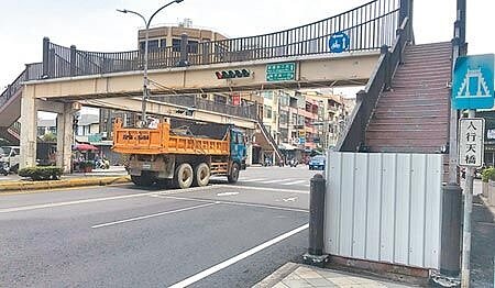 新竹市橫跨經國路、延平路的「客雅人行路橋」,因使用率低且年代已久,市府評估後決定拆除。(陳育賢攝)