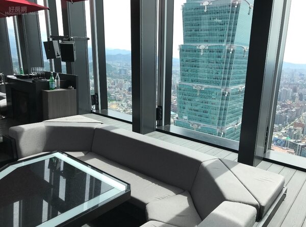 南山廣場頂樓的高空酒吧，窗邊就可看到台北101大樓。好房網News記者李彥穎攝