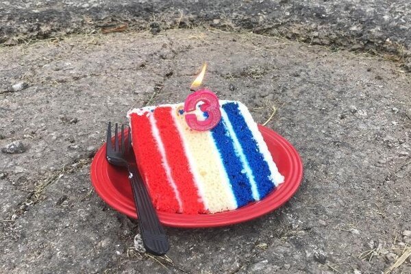 法蘭克在馬路上的凹陷處擺上一塊蛋糕，並插上數字「3」的蠟燭，替坑洞「慶生」。 圖／翻攝自推特