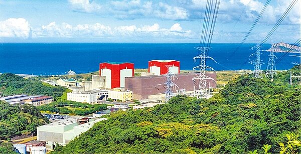 減碳能較前一年進步,要歸功於0排碳的核能貢獻最大。去年重啟核二廠的2號機,另外較貴的燃油發電減發也有助益。圖為核二廠。(台電公司提供)