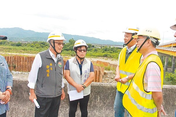 苗栗縣聯大路周圍地區排水改善工程第一標工程,預計2020年4月完工,縣長徐耀昌等人9日視察工程狀況。(何冠嫻攝)