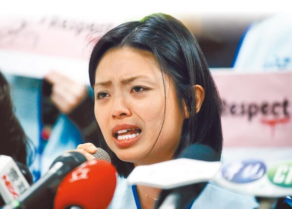 桃市空服員工會幹部郭芷嫣承認，要霸凌「叛徒」、為反罷工機師餐點加料等話，是她說的。圖為她今年初眼眶泛淚訴說執勤受辱過程。（本報資料照片）