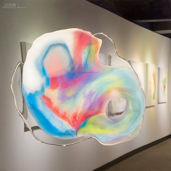 《明鏡印象》系列作品,以不鏽鋼800#鏡面為畫布,讓特殊3D樹脂及丙烯顏料在鏡面上流動。