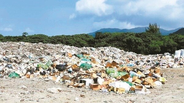 蘭嶼垃圾外運招標作業直到今年5月底才完成，導致島上垃圾堆積如山。 圖／台東縣環保局提供