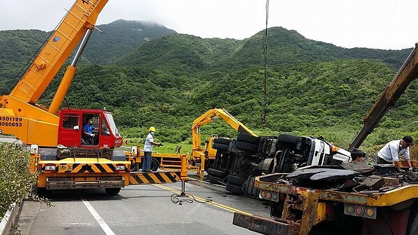 很巧的是,三年前的7月10日,濱海福隆段一樣發生重大死亡車禍,讓人看得毛骨悚然。記者吳淑君/翻攝