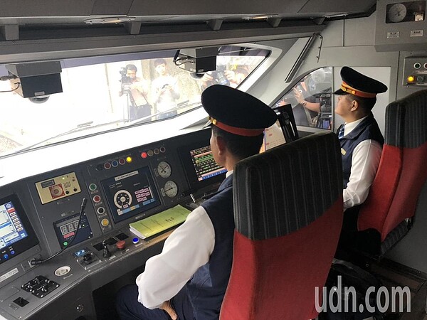 台鐵原擬八月初取消白天雙駕駛,消息曝光後,昨遭交通部長林佳龍「喊卡」。 記者侯俐安/攝影