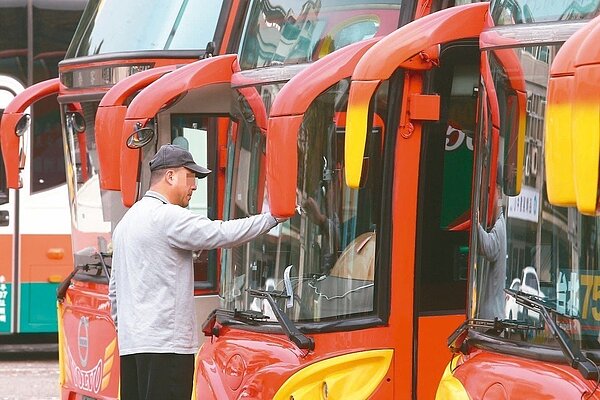防客運司機過勞,多個業者包括阿羅哈客運、國光客運等規畫雙車雙駕駛。 圖/聯合報系資料照片