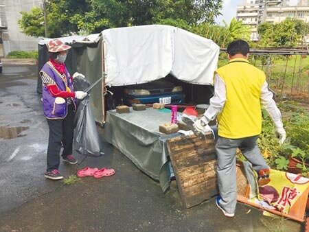 
台南市10日新增2起本土登革熱病例，總病例數已達8例，防疫人員馬不停蹄孳清。（曹婷婷攝）
 