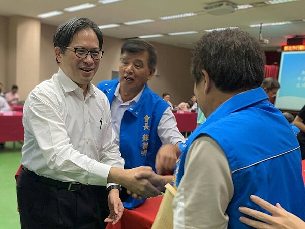 新北市副市長吳明機(左)昨前往鶯歌區舉辦里長座談。圖/新北市民政局提供