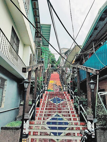 新北市烏來區因接管用地取得不易，衍生「天空水管」接管奇景。（譚宇哲翻攝）