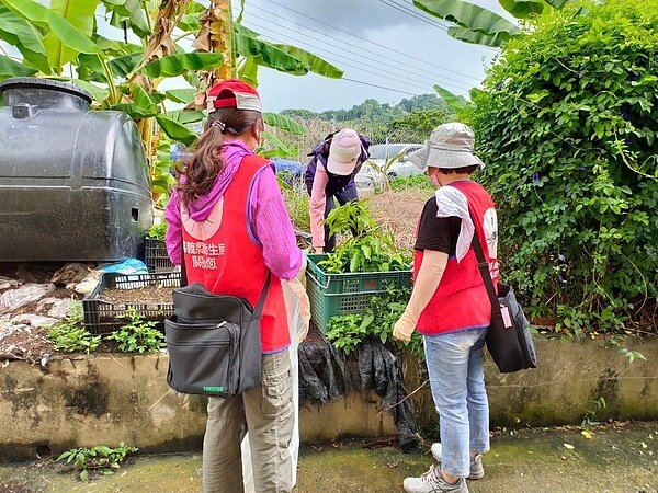 嘉義縣傳出第三例境外移入登革熱案例，衛生局派人在患者住家周遭環境全面消毒，清理環境。圖／衛生局提供
