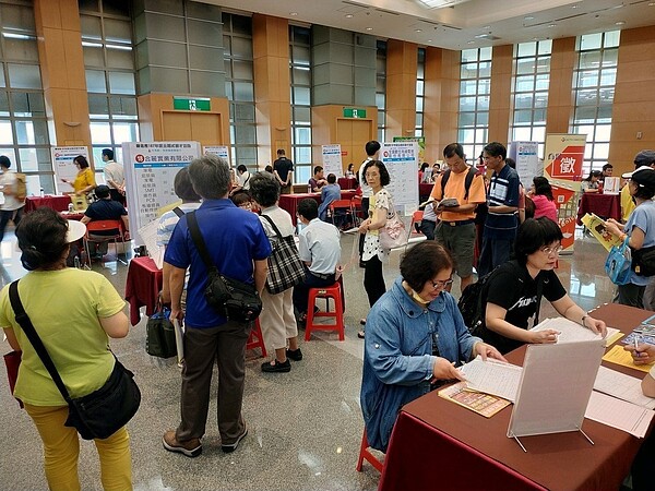 新北就服處預計明日在市府6樓大禮堂舉辦「中高齡、照顧服務業及部分工時徵才活動」。圖／新北就服處提供