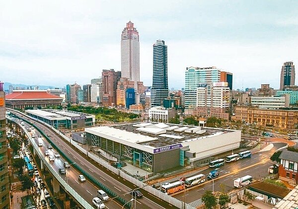 香港南海控股去年底拿下台北雙子星開發案,遭經濟部投資審議委員會駁回。南海發展為保留最優申請人資格及開發案,向法院聲請假處分,台北高等行政法院認為聲請與法律規定要件不合,駁回聲請,可抗告。圖/報系資料照片