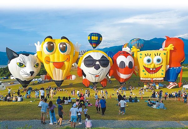 熱氣球嘉年華近日有酷白貓、黃怪物、小紅魚等造型球加入,遊客直呼好療癒。(莊哲權攝)