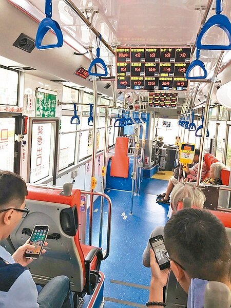 新北市公車首創「手機預約下車服務」系統，本月15日起29條跨區幹線公車全面啟用。 圖／新北市交通局提供