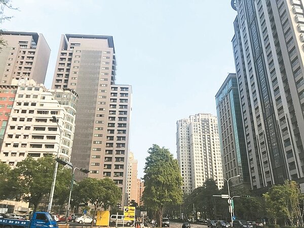 內政部近日發布去年第四季住宅價格指數達100.8,創下統計新高,引發不少討論,不少民眾認為應該趕快出手,以免房價一直上揚,愈晚買愈買不起。 圖/聯合報系資料照片